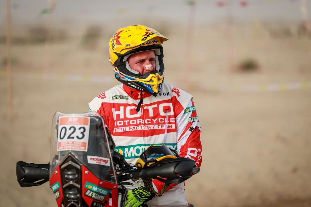 NG体育-摩托车赛预选赛上演强强对话，塞北貔貅队强势反弹齐鲁灰熊队，团队配合流畅；临场应变见真章(济南摩托车手深夜炸街飙车)